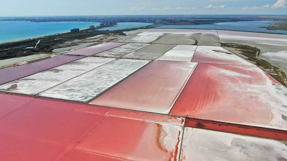 Добыча розовой соли из искусственных бассейнов Крыма